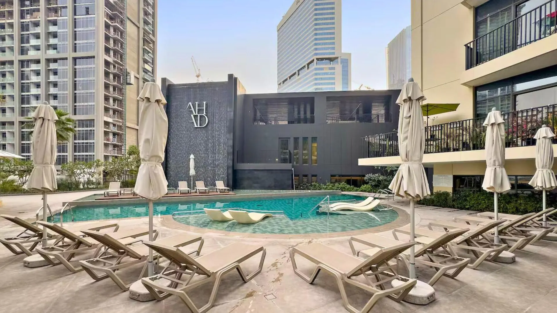 Trps - Ahad Residences, Business Bay - 1Br Luxurious Apartment - Massive Balcony With Pool View Dubai